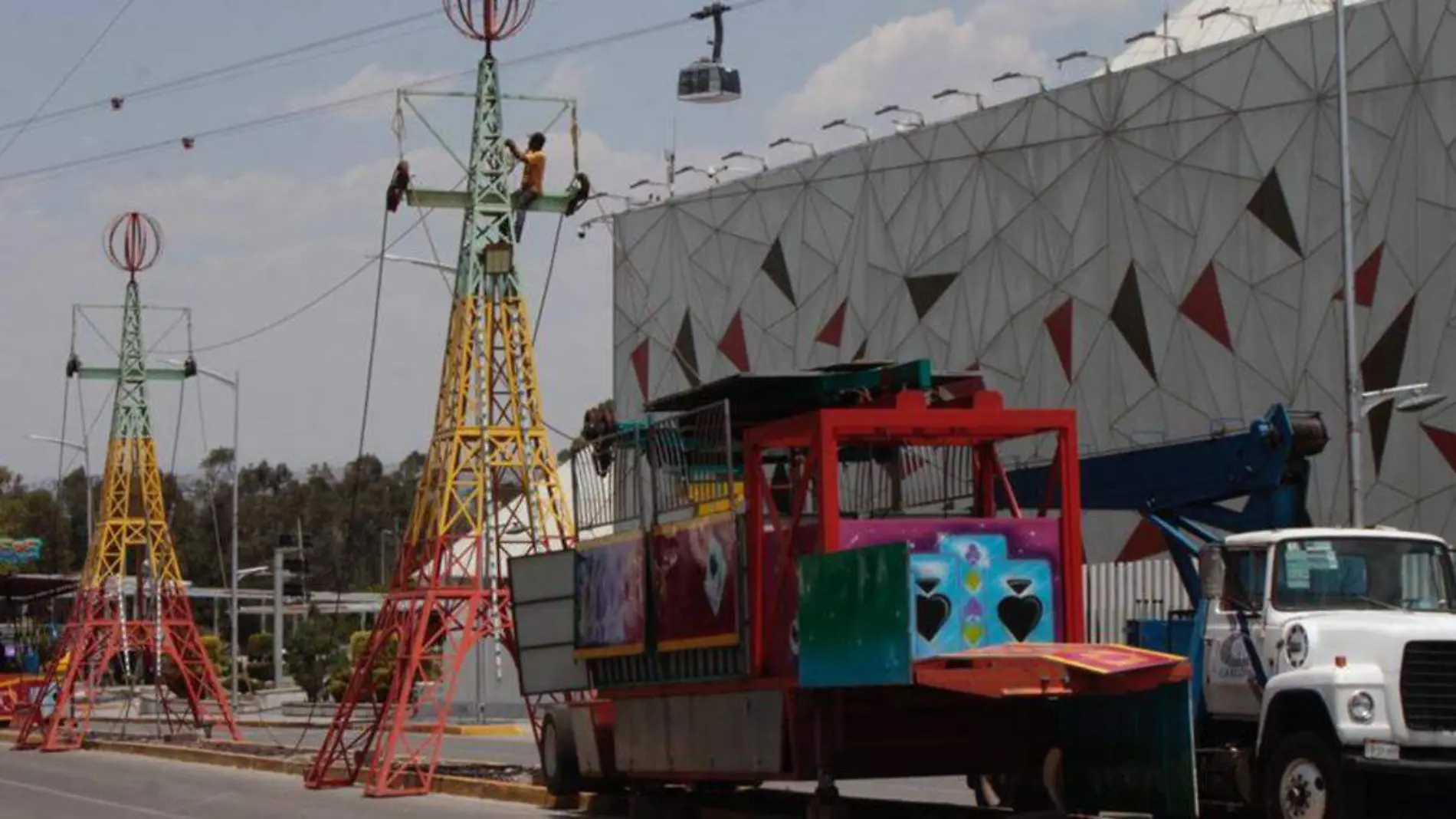 En la zona de Los Fuertes comenzó la colocación de estructuras para el Desfile Cívico-Militar del Cinco de Mayo y para la Feria de Puebla